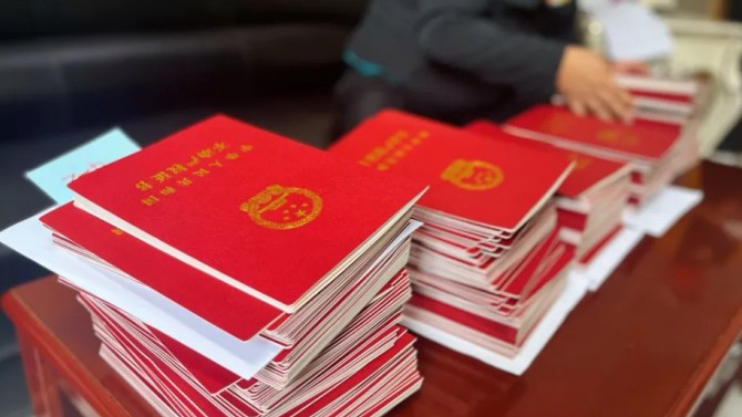 我為群眾辦實(shí)事 業(yè)主喜獲產(chǎn)權(quán)證 —甘肅建投地產(chǎn)·百酈灣項(xiàng)目順利辦證575戶(hù)