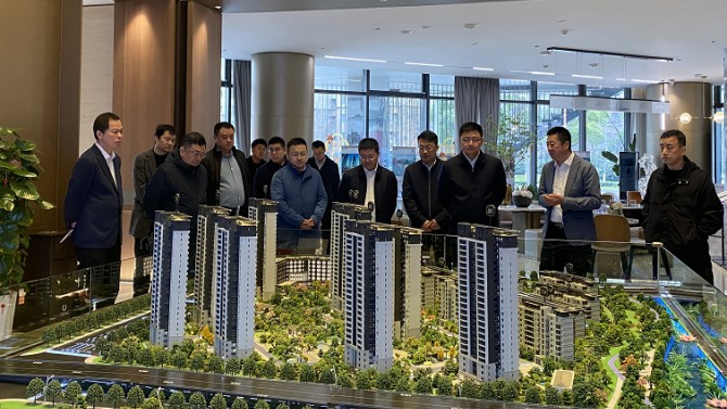 無錫市錫山區(qū)顧文浩區(qū)長(zhǎng)一行蒞臨百酈華庭項(xiàng)目調(diào)研指導(dǎo)工作