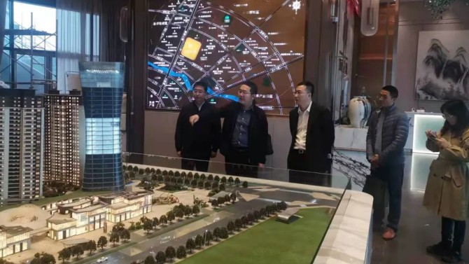 新都區(qū)副區(qū)長(zhǎng)賀凱豐帶隊(duì)調(diào)研百酈錦城項(xiàng)目