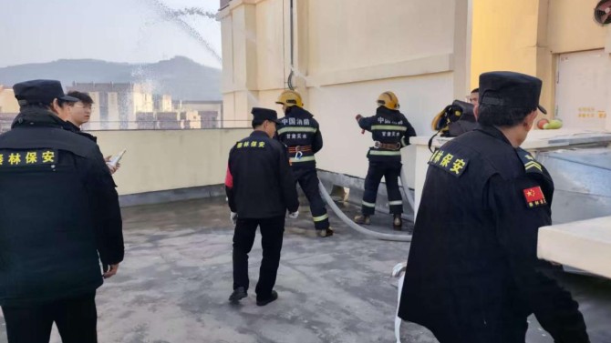 消防安全重于泰山  實(shí)戰(zhàn)演練永不止步 ——天水上河郡小區(qū)聯(lián)合消防部門開展高層建筑消防演練暨節(jié)前消防宣傳活動